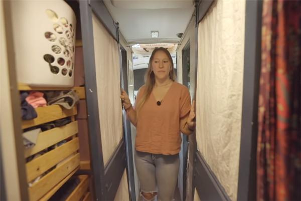 單親媽媽買下2004年舊校車,帶4個孩子在27㎡車內住1年,也是服了 單親媽媽買下2004年舊校車,帶4個孩子在27㎡車內住1年,也是服了