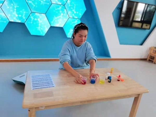 麻步鎮第一幼兒園開展科學小實驗：彩虹分層