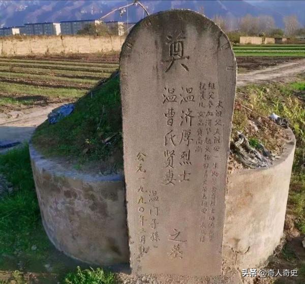 一張讓人淚目的全家福:拍照時烈士已犧牲,妻子用身體支撐著他 一張讓人淚目的全家福:拍照時烈士已犧牲,妻子用身體支撐著他