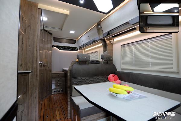 3.0T發動機配12度電，還有1000W太陽能板！這款房車適合退休生活