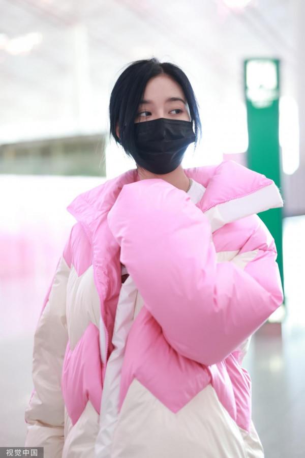 徐藝洋陷與黃子韜戀情風波後首現身 穿著粉嫩狀態佳