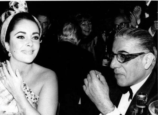 她獨自繼承了船王父親的全部遺產，卻四婚四離，38歲死於自家浴缸