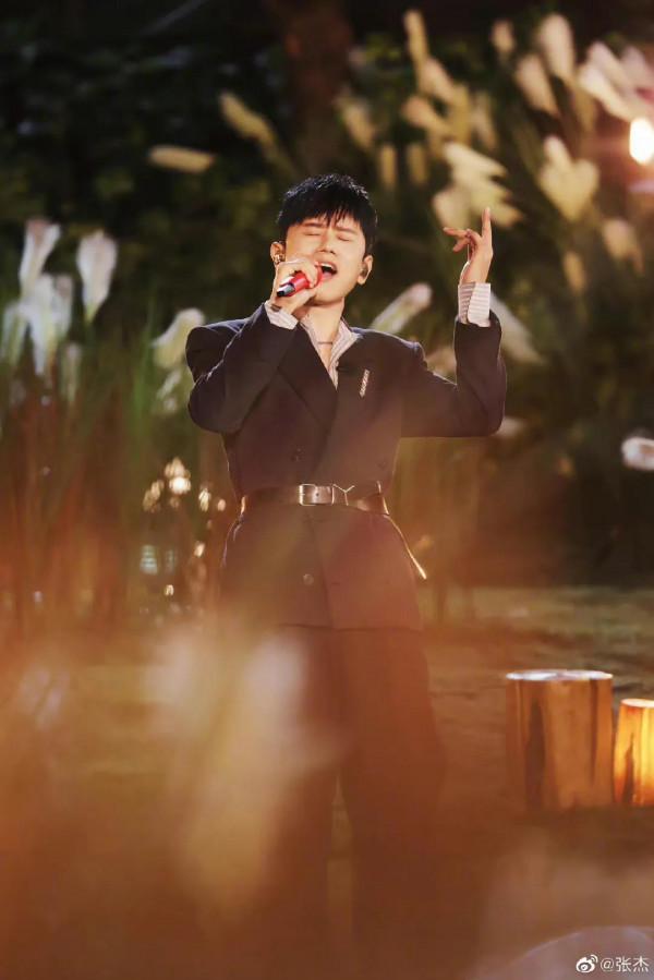 張傑受傷仍參演話劇6小時，妻子謝娜與好友何炅黃磊在臺下觀看