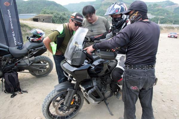 哈雷最新車款試駕,怎感覺踏上了一輛兩輪路虎? 哈雷最新車款試駕,怎感覺踏上了一輛兩輪路虎?