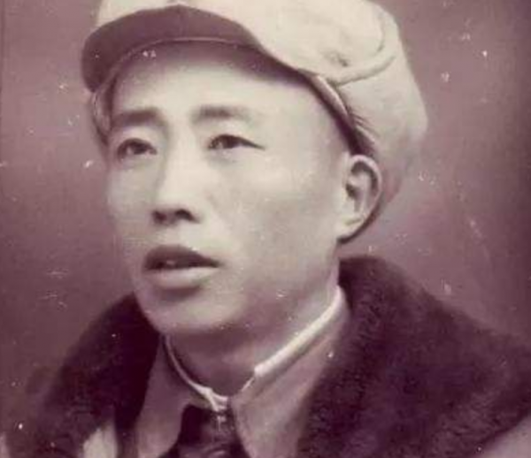 兒子撒謊說去當鐵匠，當兵20多年成司令，回家母親給了他一巴掌