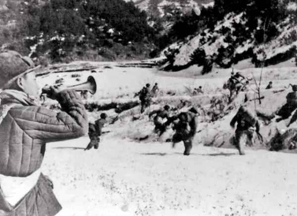 這位志願軍孤身一人突圍，還消滅了64個敵人，周總理親自敬酒