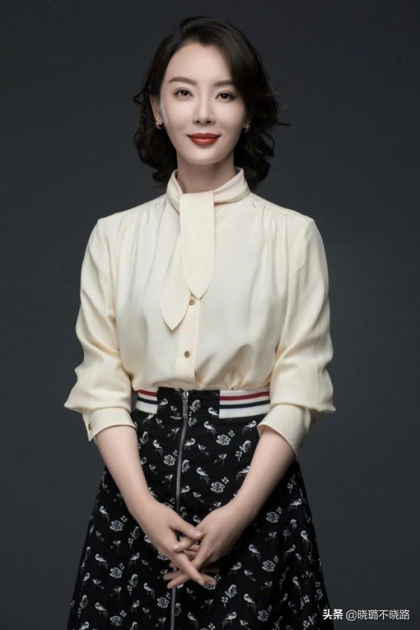 女人過了40歲，少穿“衛衣+牛仔褲”！學陳數這樣搭，美得真優雅