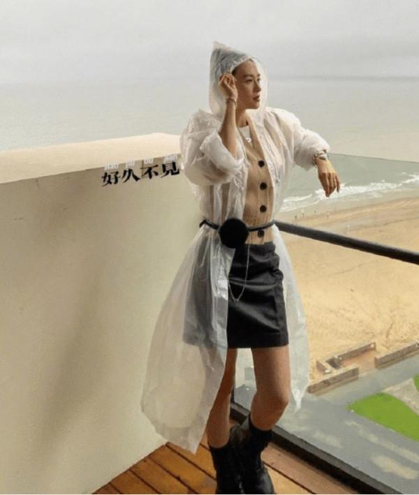 章子怡根本不用扮嫩,“奶奶衫”穿出少女感,哪像42歲三娃媽? 章子怡根本不用扮嫩,“奶奶衫”穿出少女感,哪像42歲三娃媽?