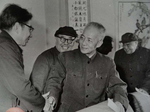 鄧小平點名陳丕顯到總政工作，餘秋裡託王震反映：我想和他換一換