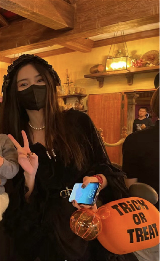 偶遇baby帶兒子過萬聖節,小海綿長相清秀,越來越像黃曉明 偶遇baby帶兒子過萬聖節,小海綿長相清秀,越來越像黃曉明