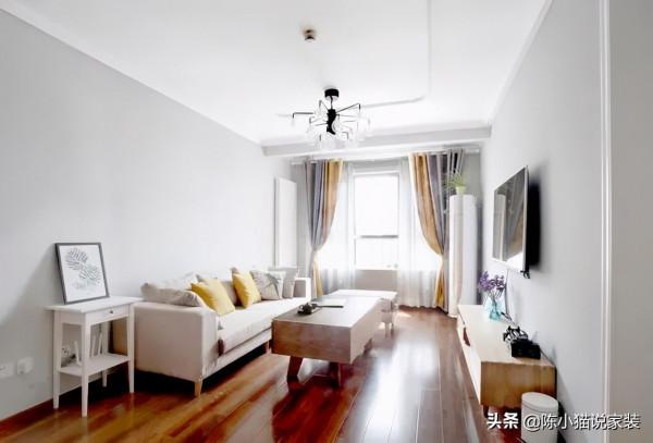 牆面只刷乳膠漆，吊頂只貼石膏線，窮裝新房完工，效果還不賴