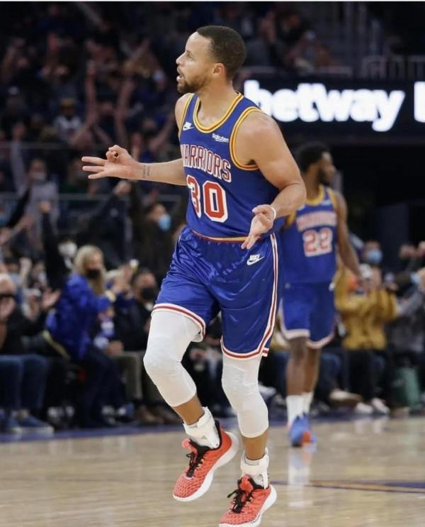 庫裡尚未老去,東契奇虎視眈眈,莫蘭特迫不及待,更新換代不等人 庫裡尚未老去,東契奇虎視眈眈,莫蘭特迫不及待,更新換代不等人