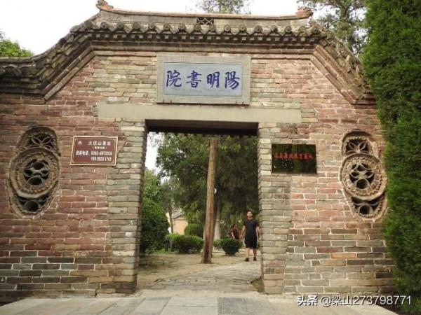 大伾山，大平原上突起的孤峰，寺廟洞閣棋佈，摩崖碑刻林立