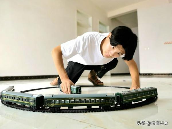河南大學生在菜地建高鐵，穿隧道還能變軌，網友稱其“基建狂魔”