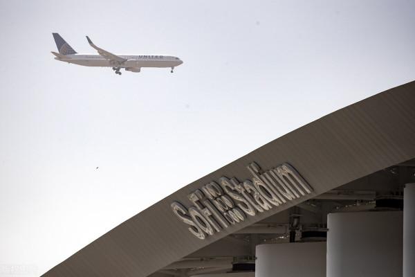 什麼運氣？男子被飛機燃油澆中，把航空公司告了