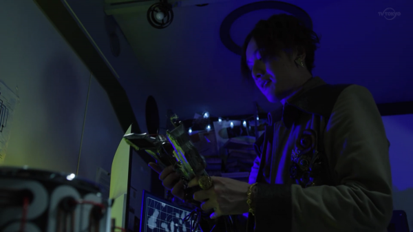 聖彰人人稱地球希卡利，研究神光棒還能解析光之力，最強輔助