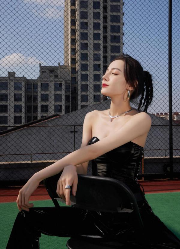 熱巴美出圈的禮服造型