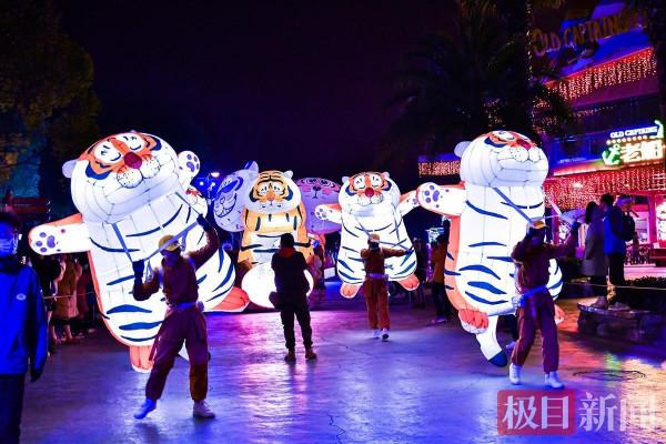 武漢歡樂谷千餘燈組亮相，遊客暢玩“虎園新世界”