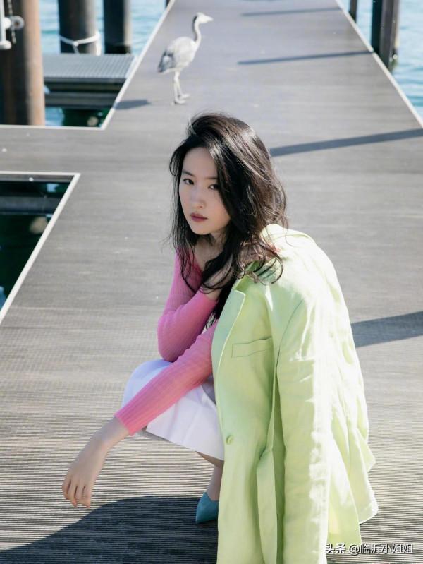 劉亦菲，高顏值的神仙姐姐，一顰一笑都散發醉人的美感
