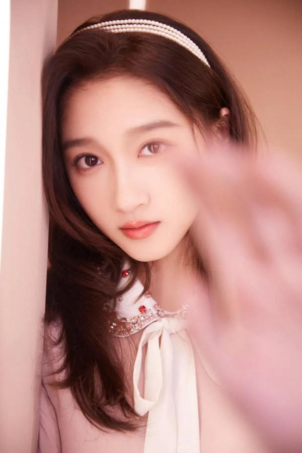 關曉彤跨年晚會造型有多好看