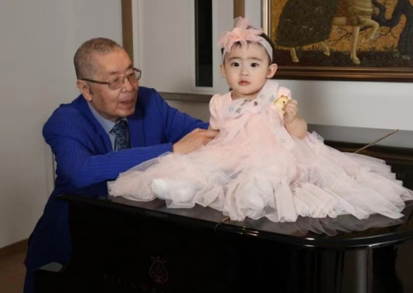 該抱孫子的年紀當了爹,5位明星老來得子,白髮蒼蒼還要賺錢養娃 該抱孫子的年紀當了爹,5位明星老來得子,白髮蒼蒼還要賺錢養娃