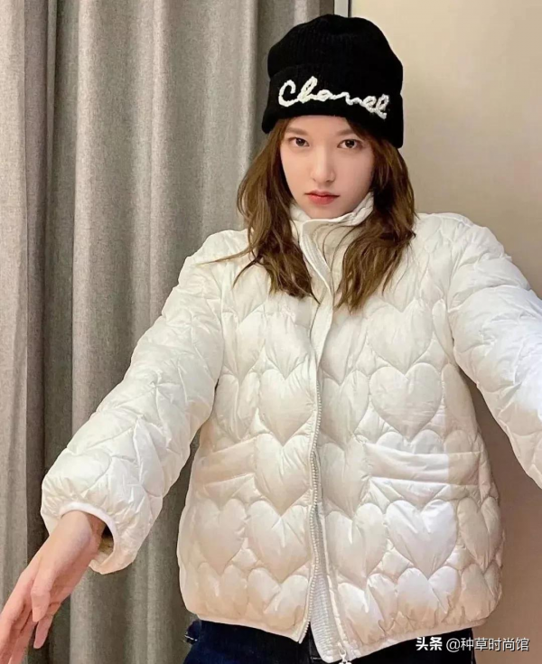 今年流行的奶奶風“毛呢羽絨服”，越土越時髦