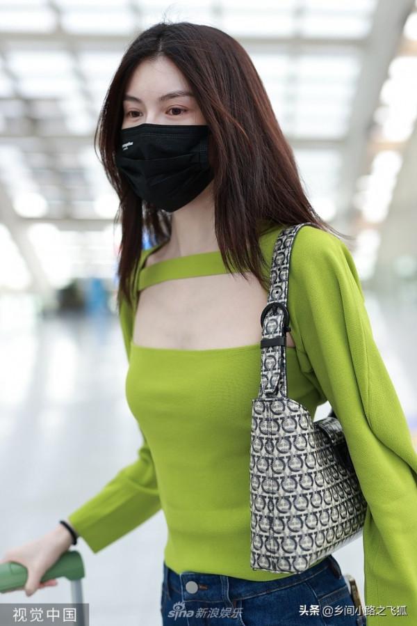 何穗穿草綠色針織衫肌膚雪白透亮 拎行李箱展超模氣場