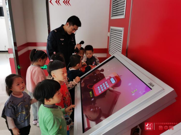 萌娃走進東嶽警務室安防體驗館