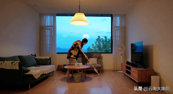 35歲女演員帶男友租房，住大理雙層別墅，還有人說她可憐？