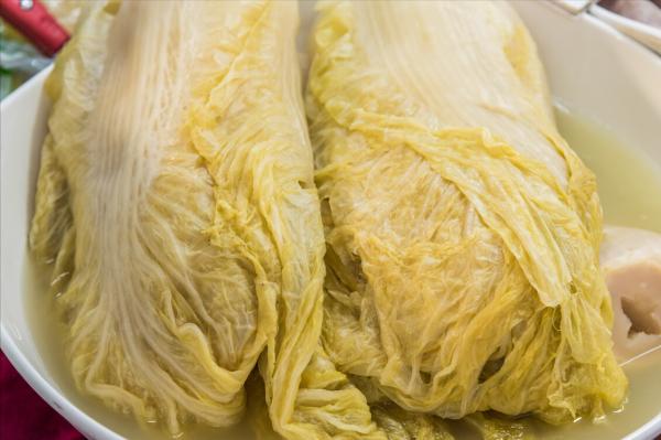 東北大娘教你醃酸菜，牢記2個要點，味道正宗不易爛，酸香爽脆