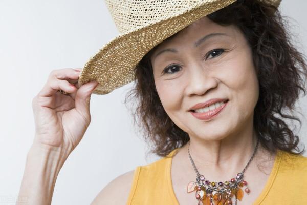 59歲的女僱主讓男保姆幫洗腳，保姆：我不傻，女僱主：你的責任