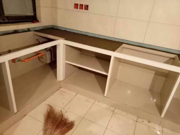 越來越多人不裝櫥櫃，用水泥直接砌築，看似實用，聰明反被聰明誤