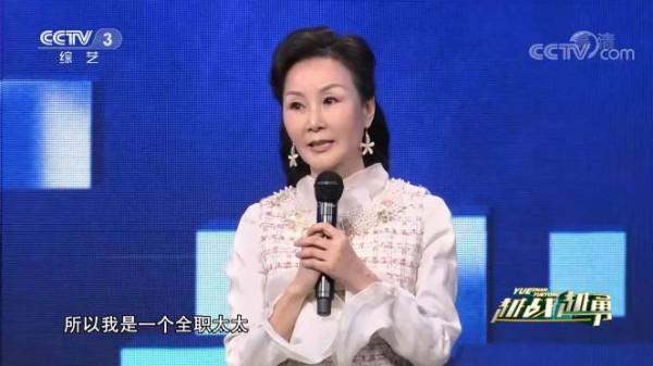 雪瑞姑姑：靠壕氣人設走紅，花甲之年活成18歲，她到底是何身份？