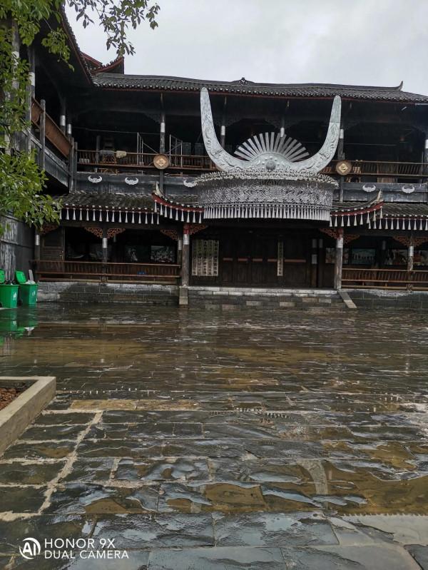 苗寨景區旅遊,看上價值2500元的銀碗值得買嗎?有沒有收藏價值? 苗寨景區旅遊,看上價值2500元的銀碗值得買嗎?有沒有收藏價值?