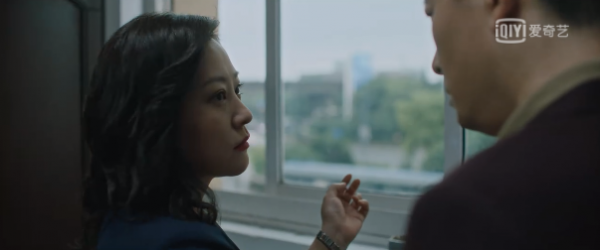 抽空氣還能吐煙?《八角亭迷霧》把演員手裡的煙P掉了… 抽空氣還能吐煙?《八角亭迷霧》把演員手裡的煙P掉了…