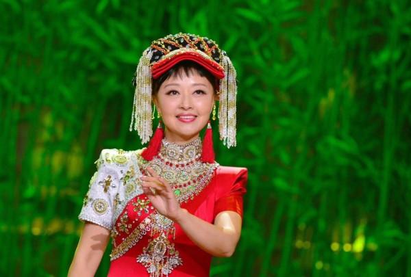 著名的彝族歌手除了吉克雋逸,還有這位年近60歲的美麗歌者 著名的彝族歌手除了吉克雋逸,還有這位年近60歲的美麗歌者