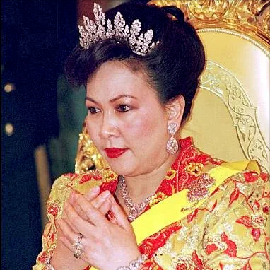 汶萊王后：嫁身家700億表哥，&OpenCurlyDoubleQuote;趕走&rdquo;2個美貌王妃，穩坐中宮56年