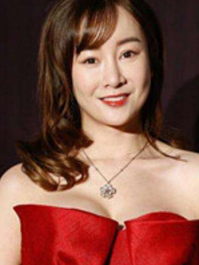 娛樂圈中神奇的女明星，長相很美豔嘴巴卻是歪的，景甜金晨最明顯