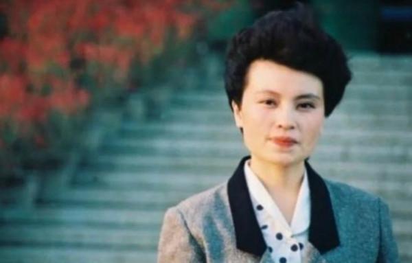 央視國臉李瑞英：《新聞聯播》開播前聽聞兒子墜樓，含淚堅守崗位