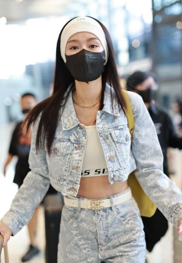 文詠珊私下也這麼時髦，穿著超短的牛仔夾克，還配個髮帶顯臉好小