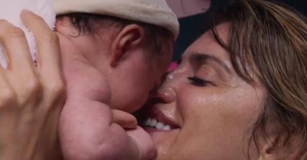 海報都要打碼,才敢安利阿莫多瓦的最新大作 海報都要打碼,才敢安利阿莫多瓦的最新大作