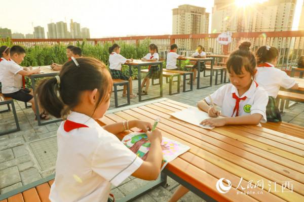 校園“空中農場”體驗農耕樂趣