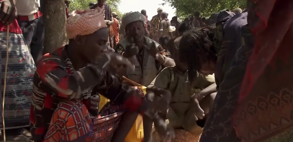 非洲鹽販的補給站,50米的深水井,誰說非洲人渴死不打井 非洲鹽販的補給站,50米的深水井,誰說非洲人渴死不打井