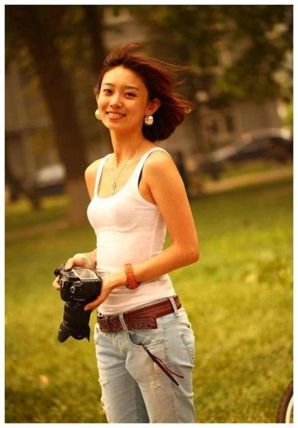 央視最美主持人之一李七月美照 央視最美主持人之一李七月美照