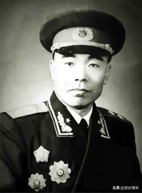 從國民黨中將到共產黨中將，遼瀋戰役中率60軍前線起義，抗美援朝立大功卻被毛主席要求留在黨外