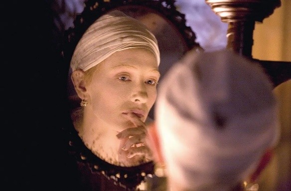 伊麗莎白一世的審美標準：假髮紅唇，鉛粉塗臉，拉夫領配緊身胸衣