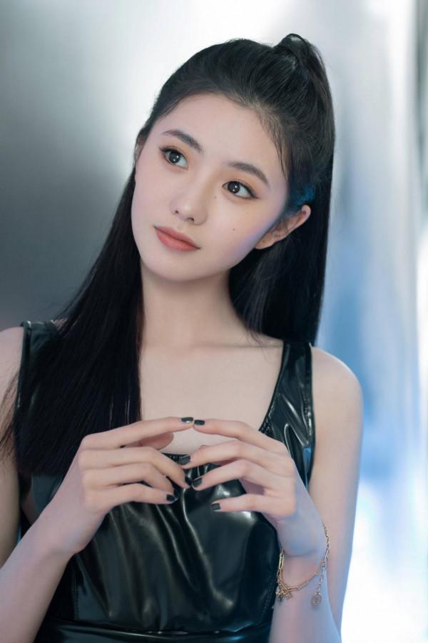 劉浩存梳高馬尾穿皮質連衣裙秀精緻五官 劉浩存梳高馬尾穿皮質連衣裙秀精緻五官