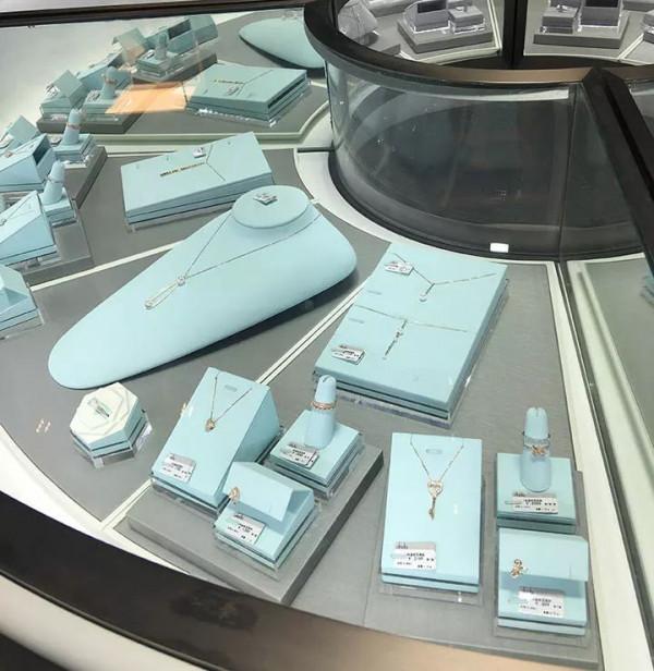 珠寶櫃檯：陳列珠寶首飾常用的4種方式，可以吸引到顧客的注意