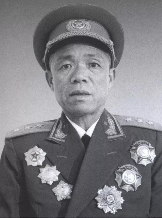 韓先楚晚年睡不著覺，秘書姚科貴勸他：要少說話，多睡覺