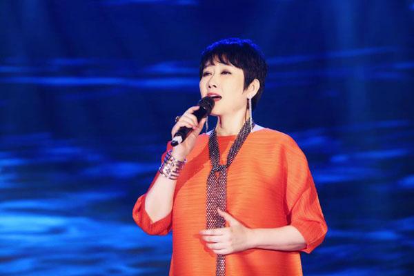 一婚嫁恩師,二婚嫁&quot;和珅&quot;王剛,如今61歲單身無子女的成方圓幸福嗎